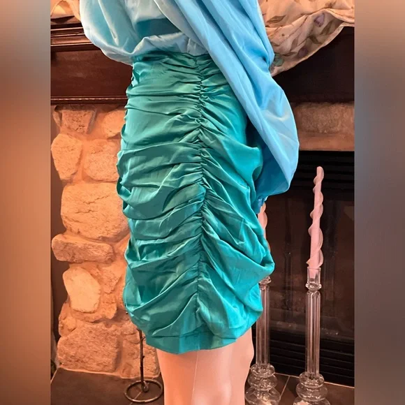 In The Style x Billie Faiers satin contrast high neck ruched skirt in blue/green - Picture 7 of 14